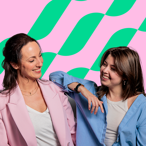 Rox en Marjo kijken elkaar lachend aan